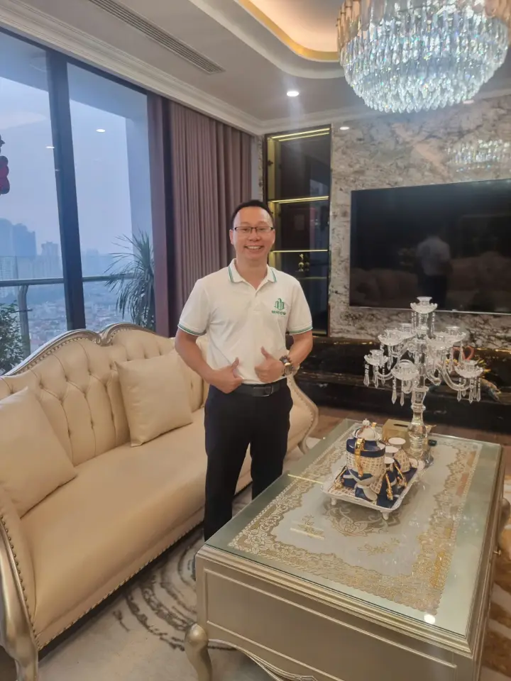 Hoàng Mạnh Hà tại một căn hộ cao cấp ở Hà Nội