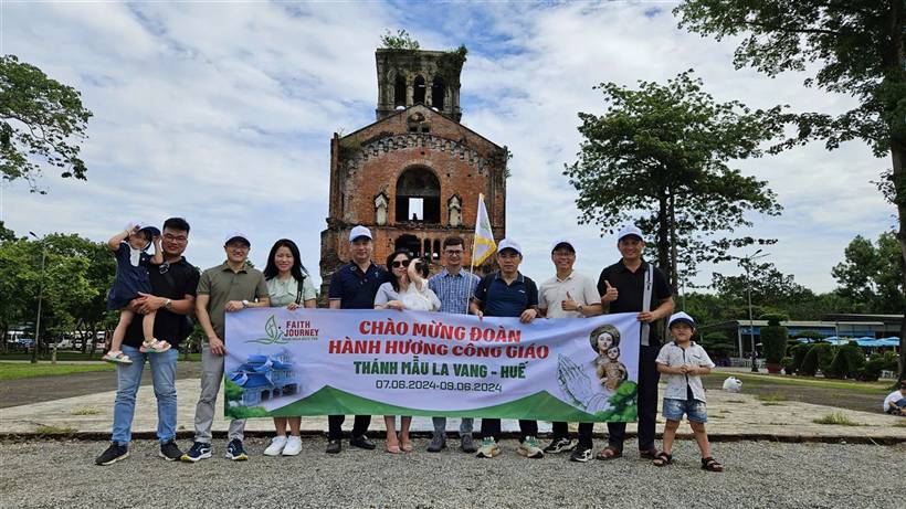 Hoàng Hà cùng anh Mai Tiến Tần trong chuyến hành hương La Vang, Huế tháng 6/2024